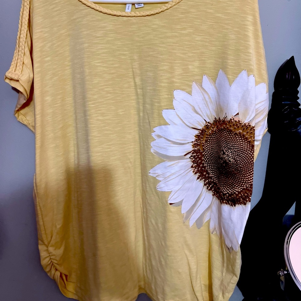 Worn a couple times pale yellow with a white sunflower with braid detail